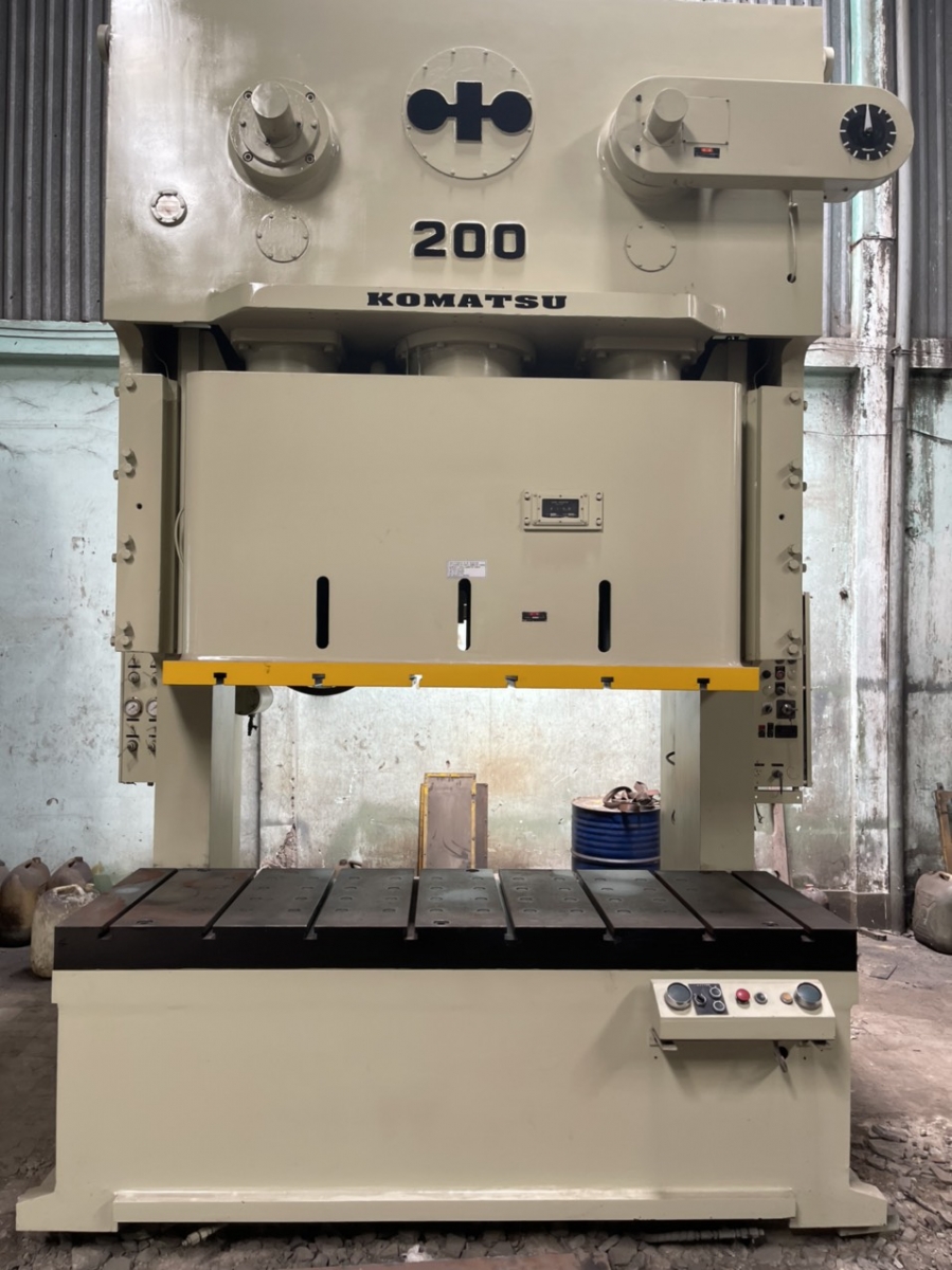 KOMATSU 2 VEN 200 TON