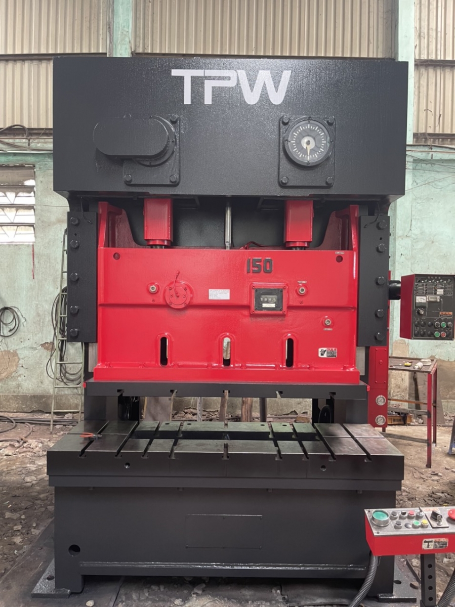 AMADA 150 TON 2 VEN